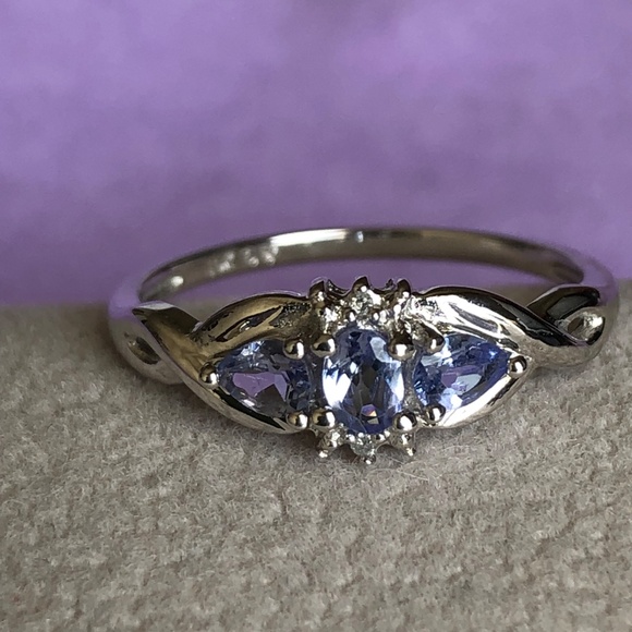 TANZANITE RING IN 10K GOLD SETTING, 3 STONES, DIAMOND CHIPS ON SIDE, NWOT - Picture 3 of 5